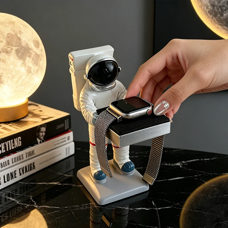 Desk Setup Apple - แท่นวางนาฬิกาเรซินรูปนักบินอวกาศสุดสร้างสรรค์ สำหรับนาฬิกาอัจฉริยะ Apple Watch ตกแต่งโต๊ะทำงานที่บ้านและที่ทำงาน